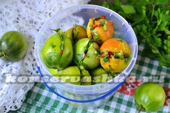 Зелёные помидоры с чесноком и зеленью без закатки