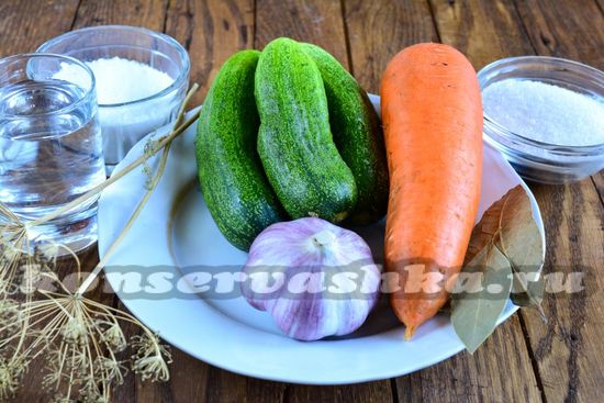 Ингредиенты для ассорти из огурцов и морковки на зиму
