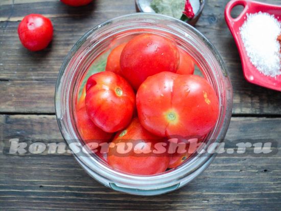 Наполняем банку помидорами