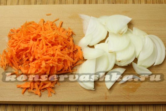 Нарезать лук, морковь