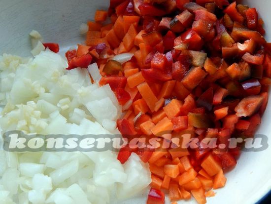 Порезать мелкими кубиками лук, морковку, перец и чеснок.