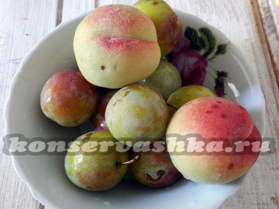Ингредиенты для приготовления персиков со сливами в сиропе