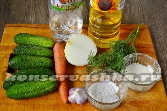 Ингредиенты для приготовления салата из огурцов на зиму с луком и растительным маслом