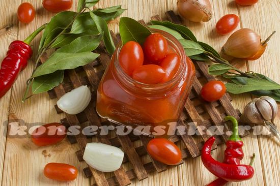Рецепт помидоров черри консервированных в томатном соусе с луком и чесноком