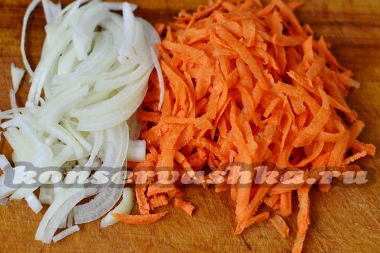 Нарезать морковь и лук 