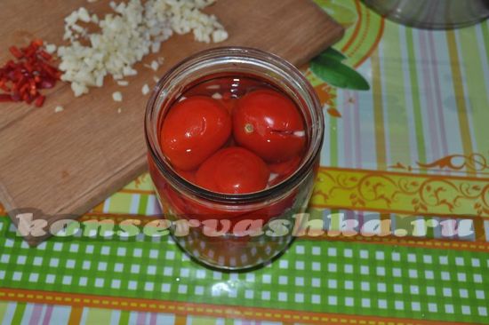 разложите помидоры
