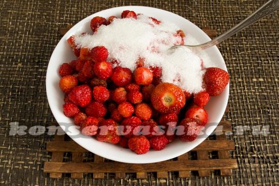 всыпать сахар в ягоду