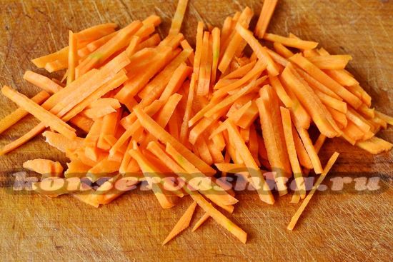 Нарезать морковь