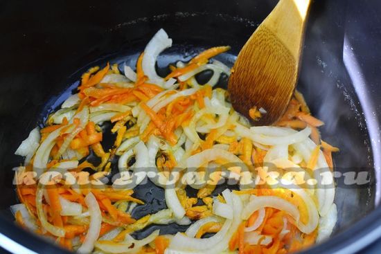 обжарить в мультиварке лук и морковь