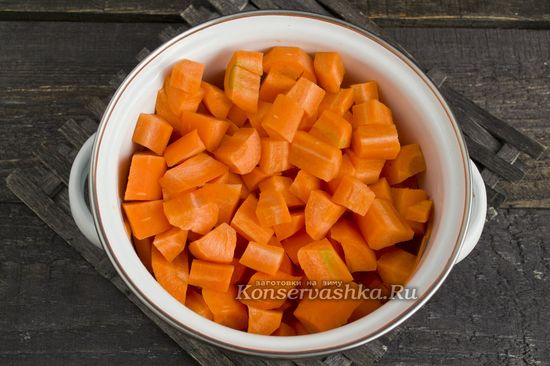 Морковку нарезать