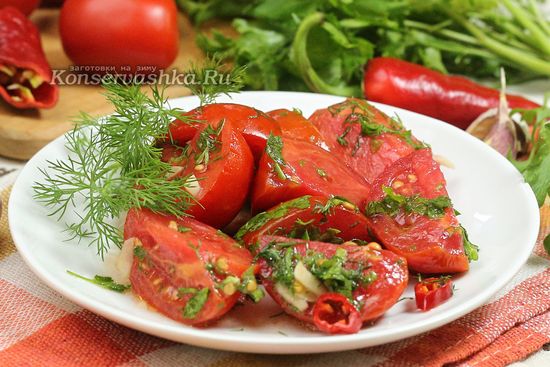 маринованные помидоры с чесноком и зеленью