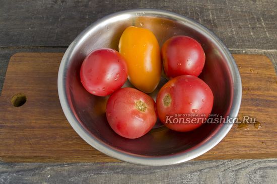 Моем помидоры