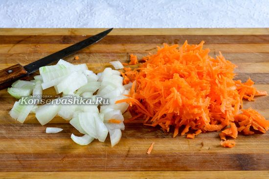Измельчить лук и морковку