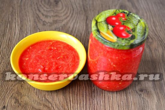 http://konservashka.ru/571/Adzhika_s_hrenom_i_chesnokom_iz_pomidor_bez_varki/