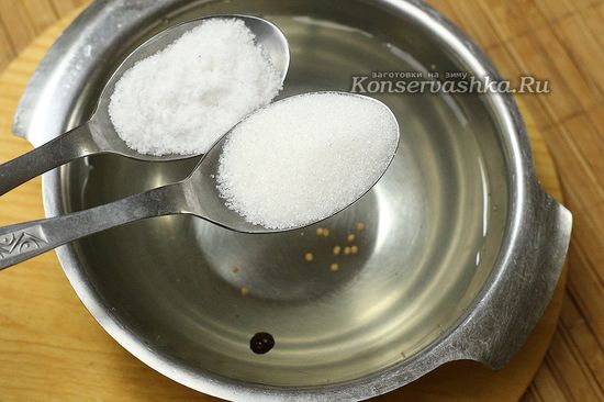 добавляем в маринад соль, сахар, уксус