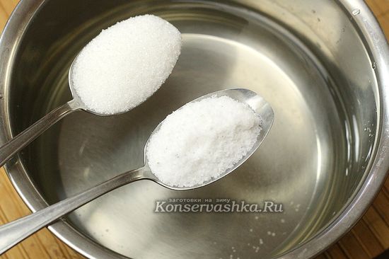 добавляем в воду соль, сахар, кипятим