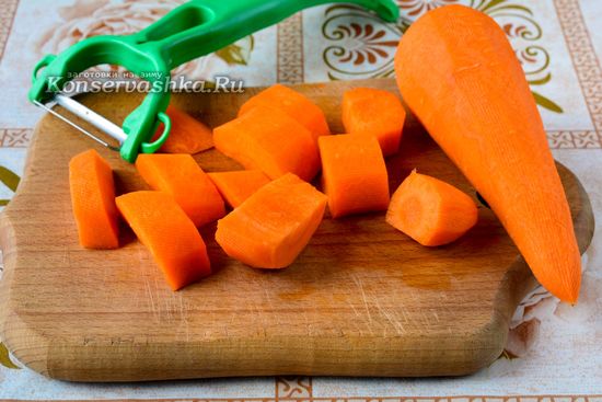 Нарезать морковку