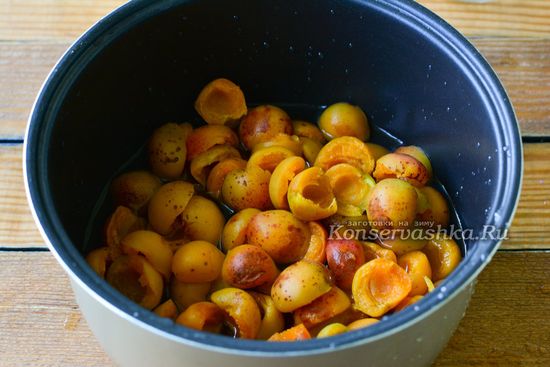 выкладываем абрикосы