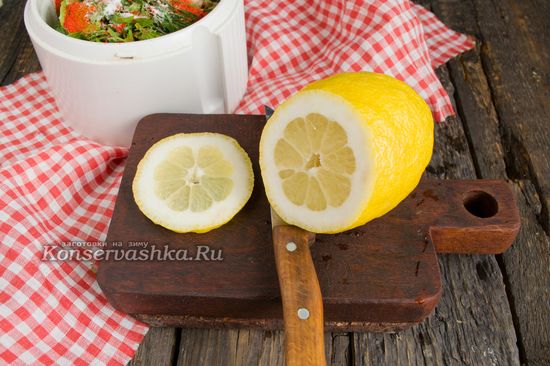 Нарезать лимон