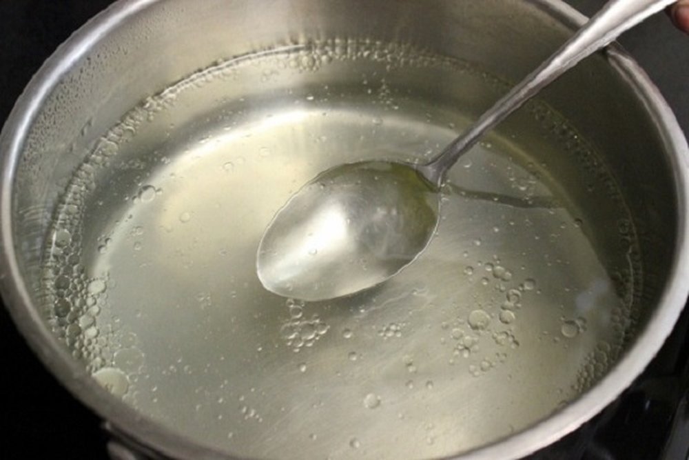 Вода и уксус сделать. Кипящая вода. Сахар в кастрюле. Сахарный сироп в сотейнике. Довести воду до кипения.