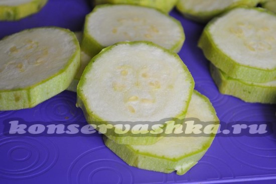 Кабачок нарезать кольцами