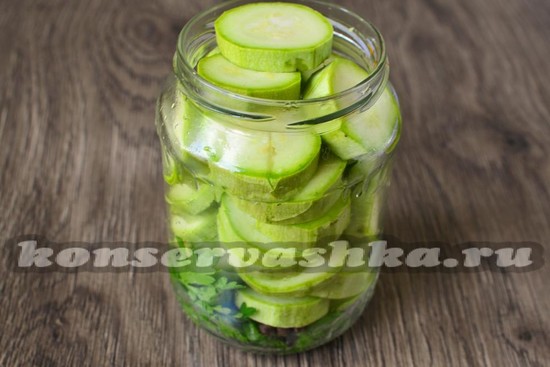 раскладываем кусочки кабачков