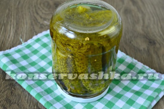 закручиваем крышки или закатываем