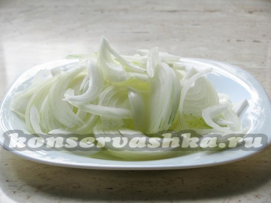 Репчатый лук нарезаем кольцами