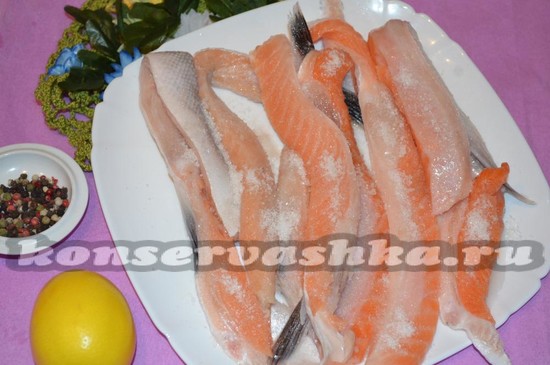 посыпать сахаром и солью