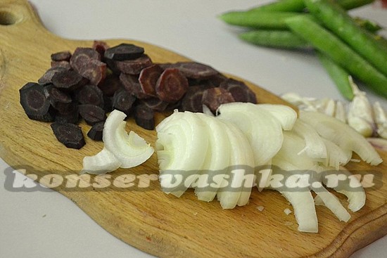 Лук нарезать полукольцами, морковку кружочками
