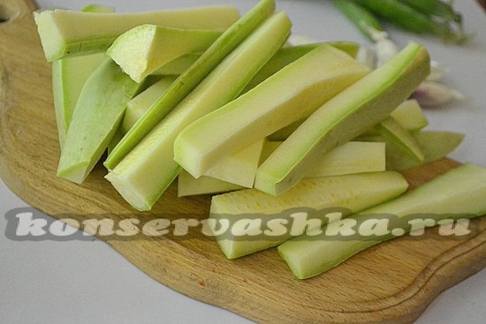 кабачки нарежьте брусочками
