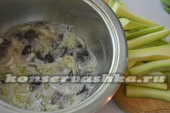 обжарьте лук, морковь и кабачки на масле