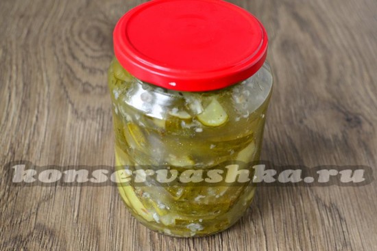 уложить огурцы в банки