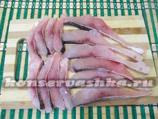 Стейки толстолобика разрежьте кусочками