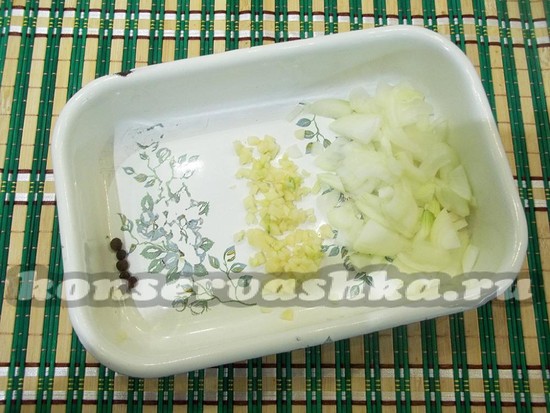 положите лук, чеснок и душистый перец горошком.