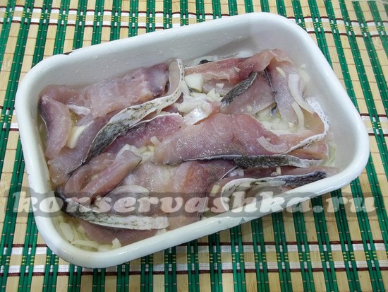 залейте ее уксусом, растительным рафинированным маслом