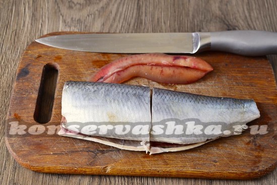 рыбу очистить и нарезать крупными кусками