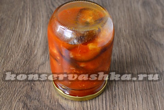 Раскладываем баклажаны и закручиваем крышками