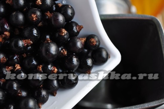 выложим смородину в мясорубку