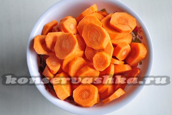 нарежем морковь кружочками