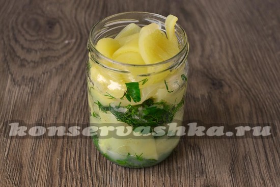 Каждый слой перца посыпаем чесноком и зеленью.
