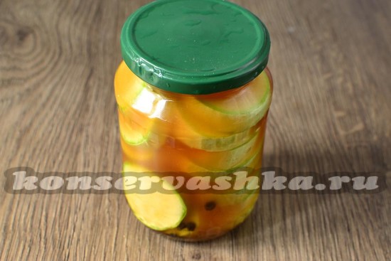 заливаем горячим маринадом кусочки кабачков