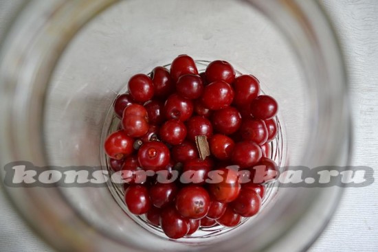 засыпьте вишню в банки
