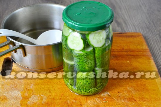 залить маринад в банки