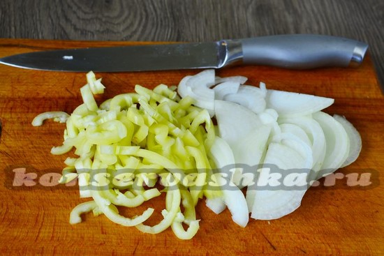 лук и перец нарезать