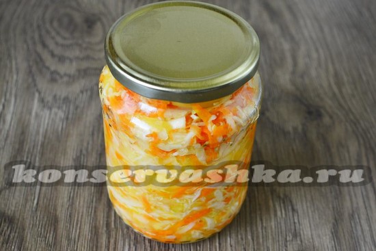 Наполняем банки салатом, вливаем масло
