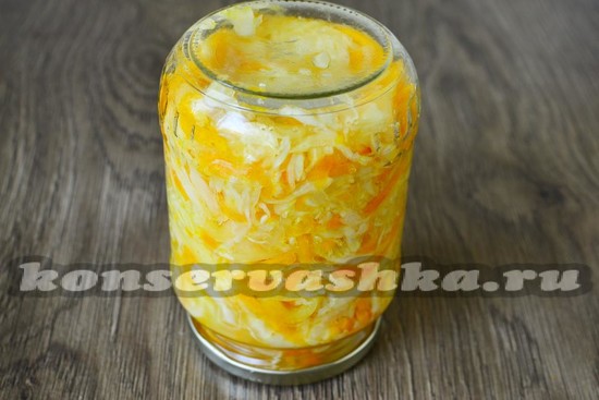 Закатываем салат из перца и капусты