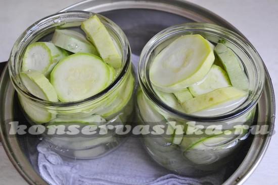 заливаем банки с кабачками маринадом