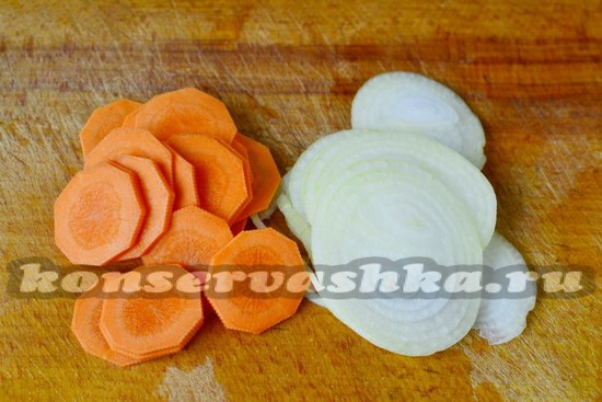 морковь и лук нарезаем кружочками