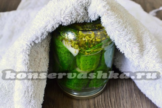 закрутить крышками